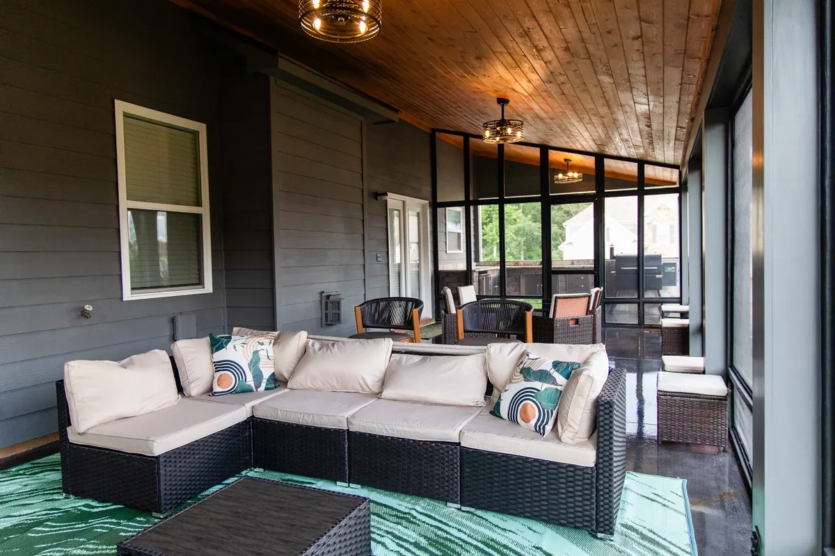 Furnished screened porch overlooking the backyard at the Fulton Estate